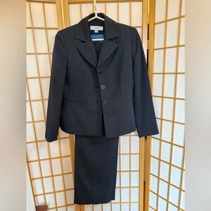 Le Suit Pants Suit Navy Pinstriped size 6p